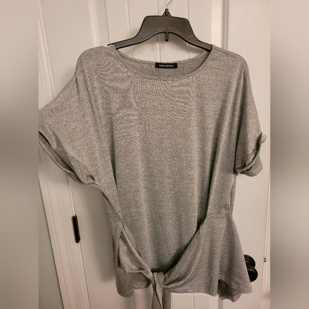 Gray tshirt with tie at the waist